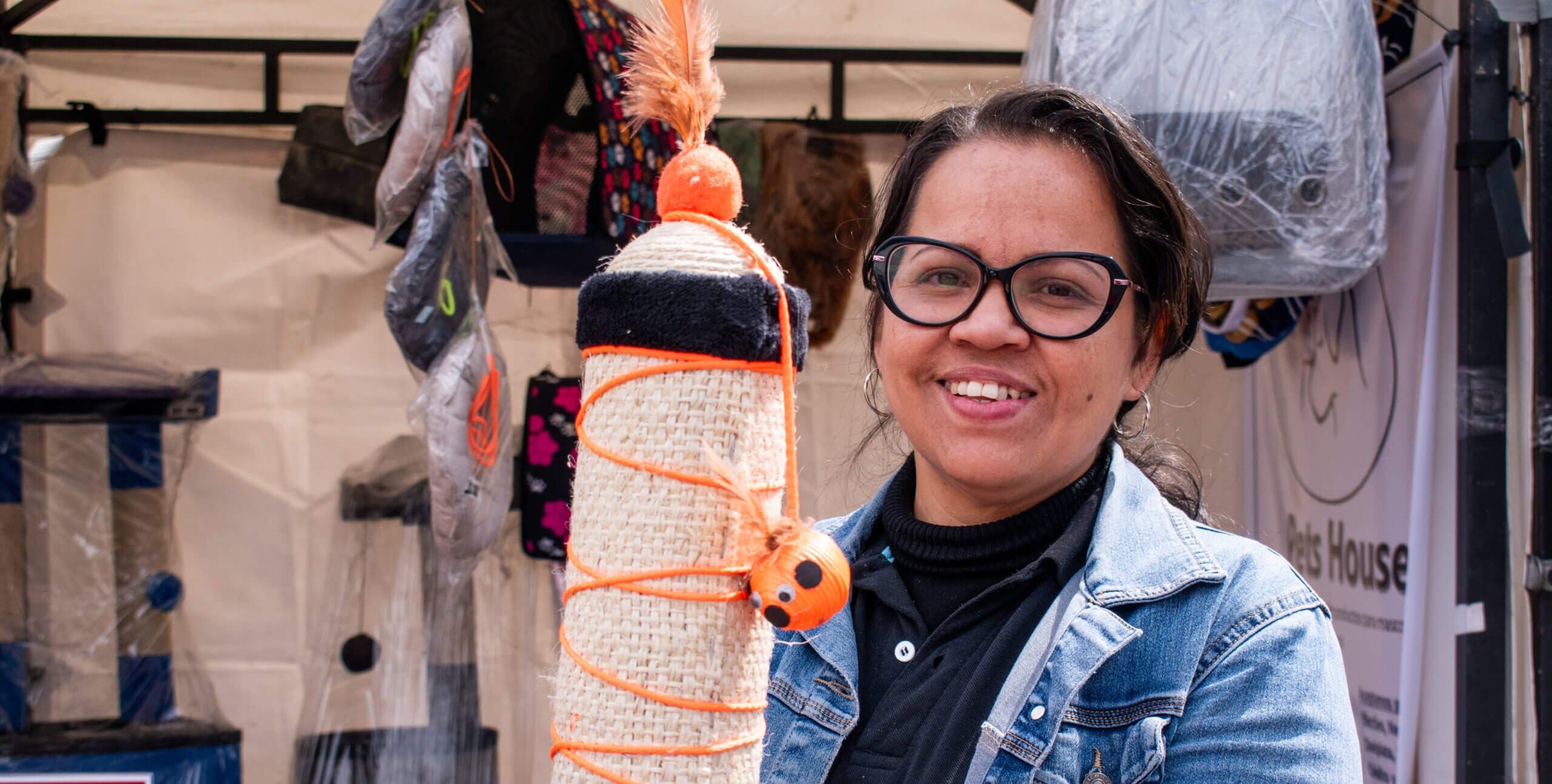 Imagen principal de la historia: Resiliencia ante los cambios de la vida: Aracelis y su emprendimiento para mascotas